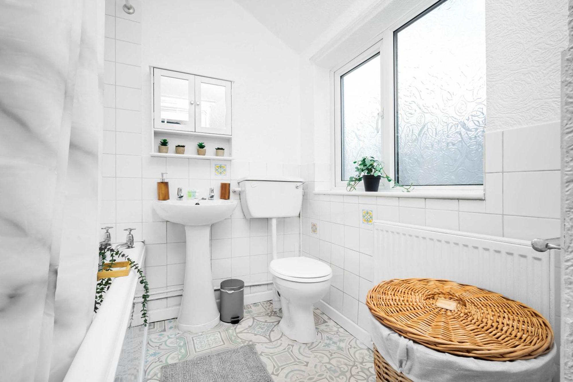 Stylish 3 Bedroom House - 6 Guests - Garden - Parking - Netflix - Wifi - 17M Birmingham Extérieur photo